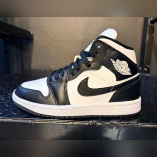Air Jordan 1 Mid 'Panda'
