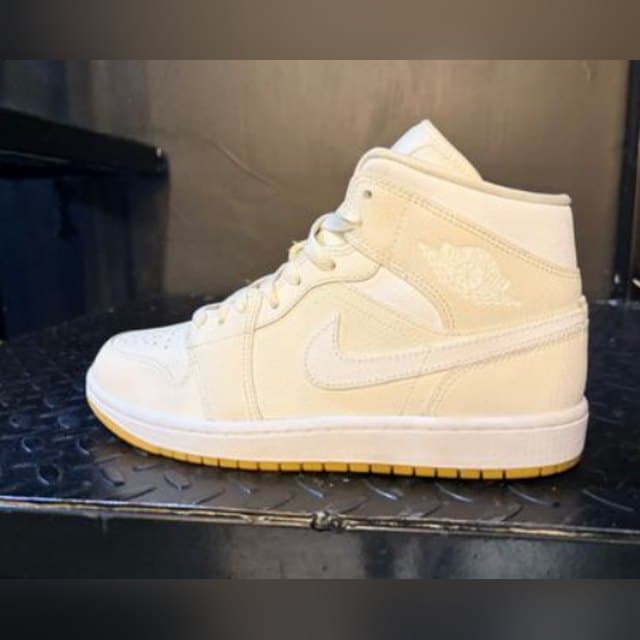 Air Jordan 1 Mid 'Phantom/White Gum'