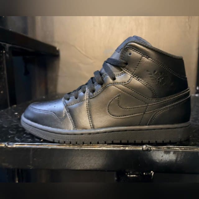 Jordan 1 Mid 'Black/Black'