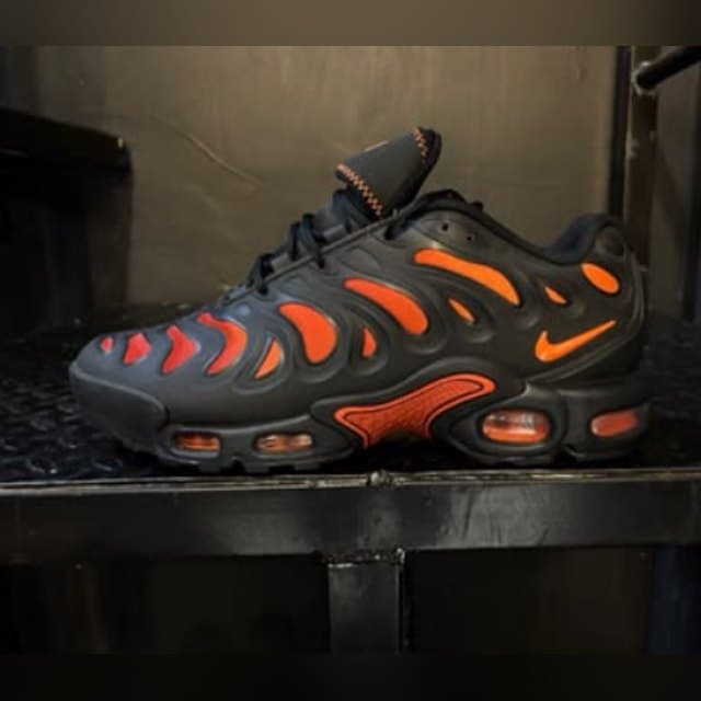 Nike Air Max Plus Drift 'Black/Dragon Red'